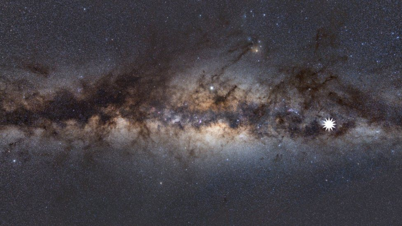 Млечниот Пат виден од Земјата, означеното место со ѕвездата ја покажува позицијата на мистериозниот објект кој се вклучува на секои 18 минути
