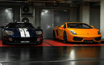 Lamborghini Aventador е помоќен, а Ford GT полесен, но кој е побрз?