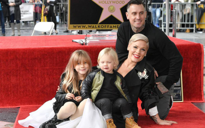 Пинк ја прослави ѕвездата на Холивудската патека на славните со целото семејство