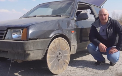Руска работа: Како се вози Lada со капаци за шахти наместо тркала?