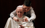 Папата ги критикува верниците: Оставете ги телефоните, мисата не е спектакл